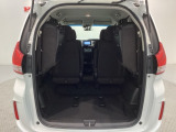 3列目シートを跳ね上げればラゲッジスペースを更に広く使えます。