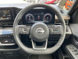 ハンドルには、ステアリングスイッチ付き。プロパイロット機能も付いて長距離ドライブも快適!車両の設定も手元で楽に変更できます。