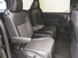 セカンドシートは7人乗りの特徴のロングスライドシートで、ゆったりと!