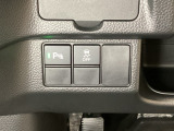 VSA装備車です。VSAはドライバーの操作と車の動きを見守っています。もし車の挙動が乱れたとき、4輪別々にブレーキをかけたり、エンジンパワーをしぼることによって車を安定させます。