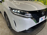 【LEDヘッドライト】悪天候や夜間走行時も良好な視界を確保し安心して運転できる高輝度LEDヘッドライトを装備!点灯速度が早く、消費電力も抑えられています。