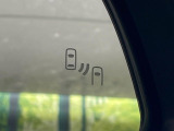 【ブラインドスポットモニター】走行中、ドアミラーの死角になりやすい箇所に後続車が接近するとサイドミラーのレンズに警告を表示!ドライバーに注意喚起をしてくれます。