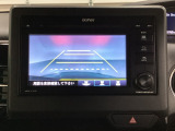 ギヤをR(バック)に入れるとディスプレイオーディオの画面に後ろの映像が映るリアカメラ付です。後退時、コンディションが悪い視界でもカラーバックモニターがドライバーをサポートします。