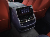 後部座席中央部にタッチパネルがございますので、こちらから空調や音響の調整を行っていただけます。