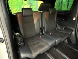 3列目シートはもちろん状態良好☆大人でもゆったりと座って頂けますので、大人数でのお出かけもラクラクです♪ご家族で、気の知れた仲間で、ドライブに行くのが楽しみですね♪