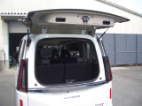 デュアルバックドアなので狭い場所でも開けられ小さめの荷物の積み降ろしが出来るので便利に使っていただけます。