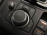 「MAZDAコネクト」コマンダー部 手元を見ることなく操作出来るように左手を自然に降ろした位置に設置。シンプルで使いやすく、機能を覚えやすいボタン配置になっています。