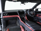 前車追従機能、レーンキープアシスト、ヘッドアップディスプレイも備わり、多数のオプションを備えております。