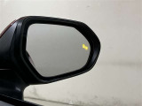ブラインドスポットモニターはドアミラーの死角領域に入った車両の存在に加え、急接近してくる車両も検知します。車両を検知するとドアミラーに搭載されたLEDインジケーターが点灯します。