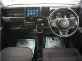 運転にかかわる様々な操作を安全に行えるように視点移動が少なく、操作性に配慮されたスイッチ類が凝縮されたコクピットです。