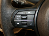 【ステアリングリモコン】ステアリングにオーディオ調節可能なスイッチが装備されていますので運転中でも視線をそらさずにオーディオの調節が可能です!