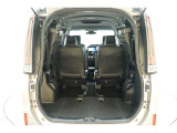 3列目シートは跳ね上げ式で折りたたみ可能です。キャンプ用品など大きな荷物もばっちり収納可能です!