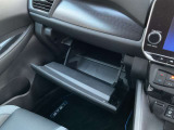 グローブボックス。車検証ブックや小物などが収納できるスペースがあります。