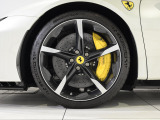 20インチ・ダイヤモンド研磨仕上げ鍛造ホイールを装着しております。走行性能を大切にしながら、ドライバーの感情に寄り添ってくれることも、このモデルの大きな魅力です。