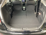 ワンアクションで後席を倒せます。左右別々に倒すことができ、荷物に合わせて自由にアレンジできます。
