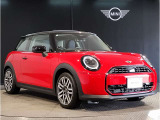 MINIのフロントグリルのデザインはイギリスで生まれた当初から、シルバーのサイドバーが折り重なった伝統的なデザインで御座います。その伝統はBMWのお車になってからでも少しずつ形を変えて守られております