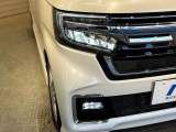 【LEDヘッドライト】悪天候や夜間走行時も良好な視界を確保し安心して運転できる高輝度LEDヘッドライトを装備!点灯速度が早く、消費電力も抑えられています。
