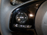 【ステアリングリモコン】ステアリングにオーディオ調節可能なスイッチが装備されていますので運転中でも視線をそらさずにオーディオの調節が可能です!