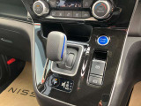 インパネシフトで足元すっきり、操作も楽々。