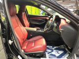 【本革シート】上質な本革を使用し、高級感あふれる本革シート。常に体に触れる部分だから、座り心地の良さにはこだわりたいですね♪汚れの付着や劣化を抑制する内装コーティング施工もおススメですよ♪