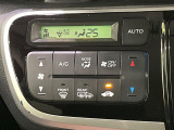 【オートエアコン】一度お好みの温度に設定すれば、車内の温度を検知し風量や温度を自動で調整。暑い&hellip;寒い&hellip;と何度もスイッチ操作をする必要はありません。快適な車内空間には必須の機能ですね♪