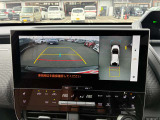 【360度カメラ】全方位モニターを装備し、車両の周囲を上空から見下ろすように映像で確認可能。駐車や狭い道での操作をサポートし、安全性を高めます。