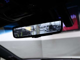 【デジタルインナーミラー】車両後方カメラの映像をインナーミラー内のディスプレイに表示。さらに、前後カメラ映像をデジタルインナーミラーに挿入されたSDカードに録画機能が加わりました