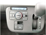 オートエアコンを装備しておりますので、四季を通じて車内を快適な温度に保つことが出来ます!高級感が有りますね!
