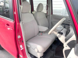 運転席まわりには十分なスペースがあり、大柄な方でもゆったり運転していただける環境です。