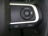 【レーダークルーズコントロール】(全車速追従機能付)付きです。車速に応じて追従支援してくれるので、ロングドライブも快適です。詳細は販売店スタッフまでおたずねください。