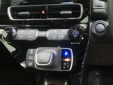 オートエアコン機能で、車内を自動的に、設定した温度に保ってくれます。