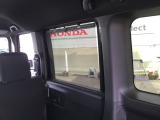 後席には、日射しのさしこみをやわらげてくれるロールサンシェイドが付いています。