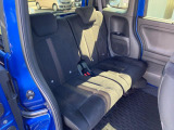 後部座席も気になるようなキズ・汚れやへたり等、大きなダメージはなく、良好な状態です。