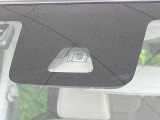【スマートアシスト】走行中に前方の車両等を認識し、衝突しそうな時は警報とブレーキで衝突回避と被害軽減をアシスト。より安全にドライブをお楽しみいただけます。