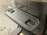 折りたたみ式の【シートバックテーブル】限られた空間を有効活用。車内の家族時間をもっと快適に。