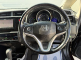 ドライバーの操作性に配慮したステアリング。快適な運転をサポートします。