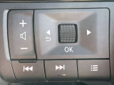 走行中のオーディオ操作にステアリングスイッチが便利です。