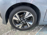純正アルミホイールのデザインはボディデザインとマッチしており、すっきりした雰囲気は好印象です!