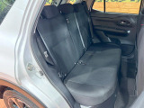 後部座席も気になるようなキズ・汚れやへたり等、大きなダメージはなく、良好な状態です。