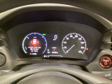 ハイブリット車専用のメーターです。右側の大型スピードメーターに加え、ステアリングスイッチを使って左のマルチインフォメーション・ディスプレイで燃費や動力伝達などの情報が見れるようになっています。