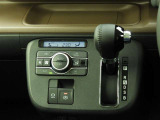 オートエアコンを装備しておりますので、四季を通じて車内を快適な温度に保つことが出来ます!高級感が有りますね!