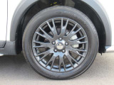 純正アルミホイールのデザインは、ボディデザインとマッチしており、すっきりした雰囲気は好印象です!