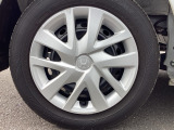 スチールホイールには、ホイールトリム(ホイールカバー)が付いています。
