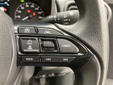 前方の車との車間を設定し、スピードを上げたり緩めたりを自動で行ってくれる追尾式の「レーダークルーズ」。上級装備の一つです!高級車にしかつかない嬉しい機能です。