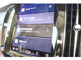 9インチのタッチスクリーン式センターディスプレイは直感的な操作性を実現。手袋を着用したまま扱えるほど応答性に優れ、映り込みを抑える特殊コートにより外光の影響は最小限に抑えられています。