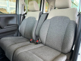 足元もゆったりで長時間の運転も疲れにくいフロントシートです。