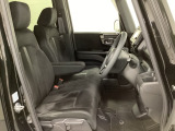女性でも運転がしやすいように、シートの高さ調整機能(シートリフター)がついています。運転席と助手席の間が空いている為、助手席側への移動がスムーズです。交通量の多い道でも助手席側から乗り降りができます。
