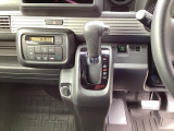 インパネシフトです。パーキングブレーキはフットブレーキタイプです。