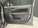 全席パワーウィンドウ付です。ドアの内側にも収納スペースやドリンクスペースがあってとっても便利。