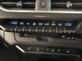 【左右独立型フルオートエアコン】運転席と助手席でそれぞれお好みの温度に設定可能。同乗者にも配慮した、快適な空調をお届け致します。